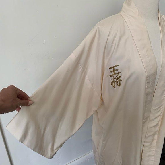 Vintage Silk Japanese Kimono 1970’s Embroidered White and Gold Silk Robe - Picture 4 of 10
